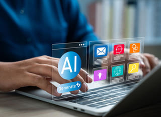 Principiante en criptomonedas aprendiendo los fundamentos del comercio automatizado con IA