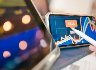 Trader de varios mercados que analiza opciones de Bitcoin, Ethereum y forex